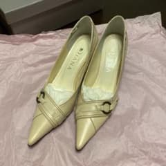 サコサコさま　新品未使用　DIANA ダイアナ　ベージュ　パンプスのサムネイル