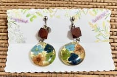 押し花木製ビーズ　ハンドメイド風イヤリング　夏のサムネイル