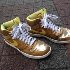 NIKE黄金スニーカーのサムネイル