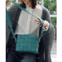 【美品】IACUCCI イアクッチ　ベルタS グリーン　レザー ショルダーバッグ 美品】IACUCCI イアクッチ ベルタS グリーン レザー ショルダーバッグ