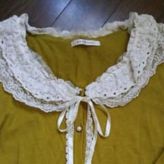襟が可愛いカーディガンのサムネイル