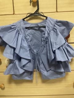 ★美品★KBF フリルショート丈ブラウスのサムネイル