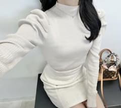 ベージュ ハイネック パフスリーブ ニットパワショルハイネックリブニットトップスのサムネイル