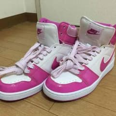 しー様専用！【送料込】NIKE ハイカットスニーカー 23.5cmのサムネイル
