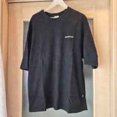 MASSNOUN ブラック Tシャツのサムネイル