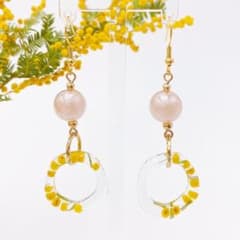 ミモザとパープルパールのピアス　イヤリング　ハンドメイド　レジン　アクセサリーのサムネイル