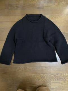 黒い長袖ニットセーターのサムネイル