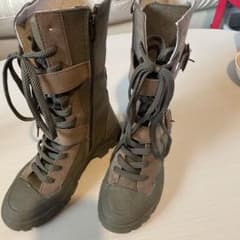 お値下げします。^_^カーキ色　布　ブーツのサムネイル