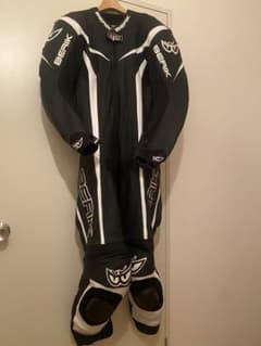 極美品✨　BERIK　RACE-DEPT.　2.0　革ツナギ　54　転倒歴無し 極美品✨ BERIK RACE-DEPT. 2.0 革ツナギ 54 転倒歴無し - メルカリ