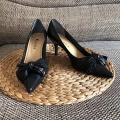 【再々値下げ】美品　ダイアナ　黒革パンプス　24cmのサムネイル