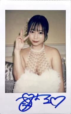 河北彩花 ( 河北彩伽 ) 「直筆」サイン入りチェキ ③ ブルーレイ予約