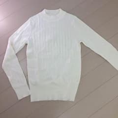 薄手の白ニットのサムネイル