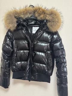 MONCLER ブラックダウンジャケット ショート丈　フード付きのサムネイル