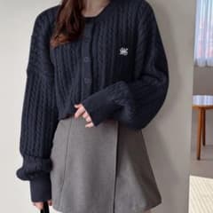 【のりっぺ様専用】ロゴ刺繍ケーブルニットショート丈カーディガンのサムネイル