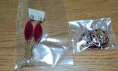 ピアス 2点セット レッド ゴールドカラー　未使用品のサムネイル
