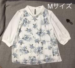 ビジュー付　綺麗めトップスのサムネイル