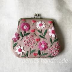 刺繍がま口ポーチバッグ　くすみカラーのガーデン　ハンドメイド 刺繍がま口ポーチバッグ くすみカラーのガーデン ハンドメイド 刺繍