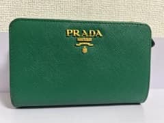 PRADA❤︎グリーン 限定カラー 二つ折り財布のサムネイル