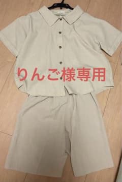 ベージュのセットアップのサムネイル