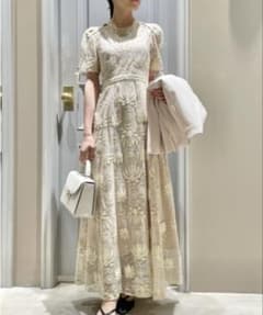 LILY BROWNのカットワークサテンエンブロイダリードレスBEG新品 - メルカリ