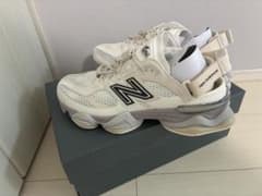 New Balance 9060 サンダル ベージュのサムネイル