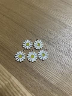 お値下げ⭐︎デイジー 花型 チャーム 5個セットのサムネイル
