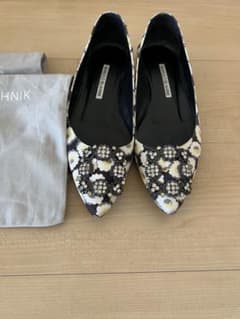 Manolo Blahnik 花柄フラットシューズ - メルカリ
