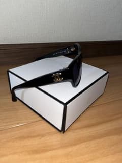 CHANEL ブラックサングラス ゴールドロゴのサムネイル