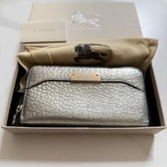 BURBERRY メタリックシルバー 長財布 ラウンド - メルカリ
