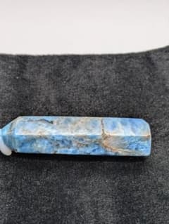 ブルーアパタイト青色 六角柱の天然石 置物 約10cm - メルカリ