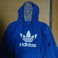 adidas  トレーナーのサムネイル