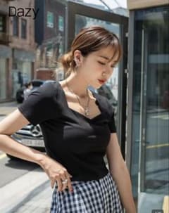 Dazy ブラック ショート丈 Tシャツのサムネイル