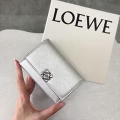 ラスト1【新品】LOEWE ロエベ アナグラムロゴ 三つ折り財布 シルバー 
