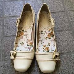 ホワイトパンプス新品未使用のサムネイル