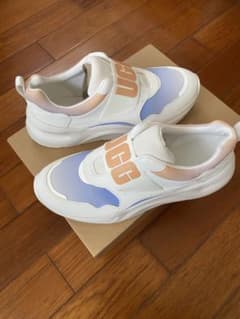 値下げ！UGGスニーカー新品！のサムネイル