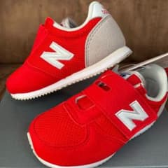 ニューバランス  スニーカー　キッズ　子供のサムネイル