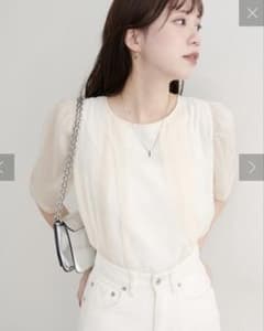 【美品】natural couture ほんのりラメシアータックプリーツブラウスのサムネイル