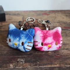 猫 キーホルダー 2個セット タイダイ風 絞り染め ハンドメイド バッグチャームのサムネイル