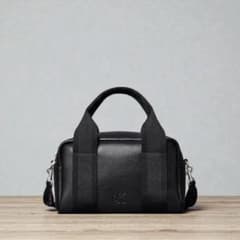 カルバンクライン 軽量 コンパクト クロスボディバッグ 斜め掛け カルバンクライン 軽量 コンパクト クロスボディバッグ 斜め掛け