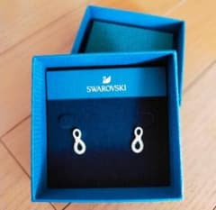 SWAROVSKI スワロフスキー ピアス　インフィニティのサムネイル