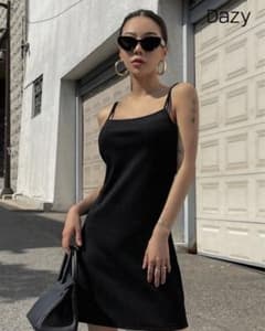 黒のワンピースのサムネイル