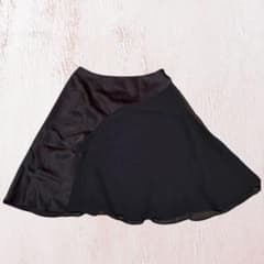 黒いフレアスカート 膝丈 サテン風のサムネイル
