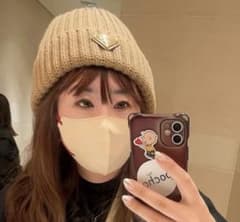 プラダ PRADA ベージュ ニット帽 三角ロゴ - メルカリ