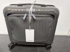 25年購入　31L RIMOWA ESSENTIAL SLEEVE コンパクト 25年購入 31L RIMOWA ESSENTIAL SLEEVE コンパクト - メルカリ