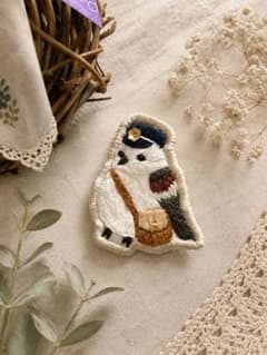 森の小鳥(シマエナガ)の配達員｜刺繍ブローチ・キーホルダーのサムネイル