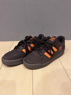 adidas スニーカーのサムネイル