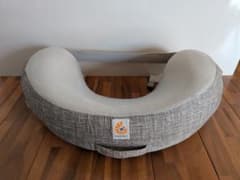 エルゴ　授乳クッション【美品】のサムネイル