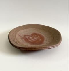 備前焼 陶芸家 岡田輝 たたき皿 中皿 プレート 緋襷 作家物 直径18,5cm 備前焼 岡田輝 緋襷 沓形丸皿 変形皿 銘々皿 和食器 師 藤原雄 - メルカリ