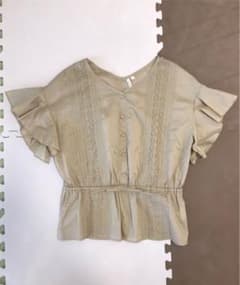 未使用　トップス ブラウス ベージュ 袖フリルのサムネイル