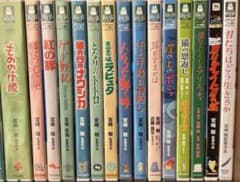 지브리 특전 DVD와 케이스 15 작품의 세트입니다. 영화 본편 모두와 특전 영상 볼 수 있습니다.